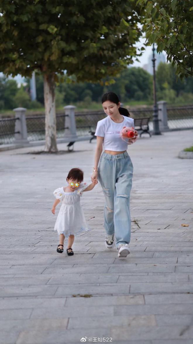 杜淳老婆带女儿外出难掩幸福，身材窈窕温柔耐心