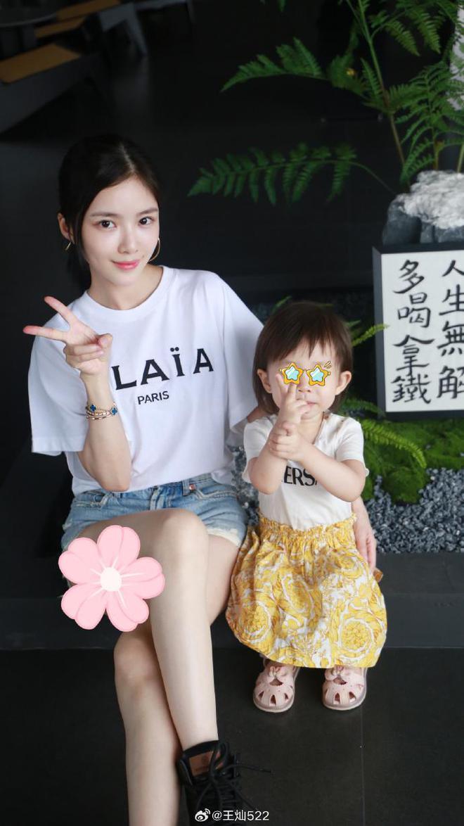 杜淳老婆带女儿外出难掩幸福，身材窈窕温柔耐心