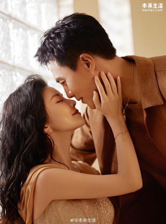 杜淳老婆带女儿外出难掩幸福，身材窈窕温柔耐心