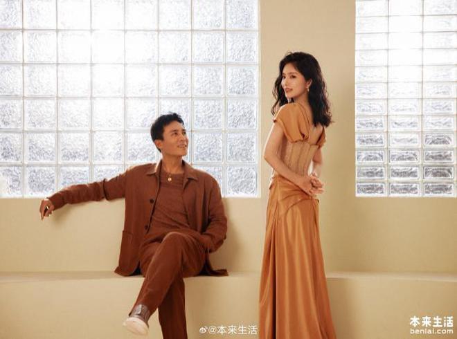 杜淳老婆带女儿外出难掩幸福，身材窈窕温柔耐心