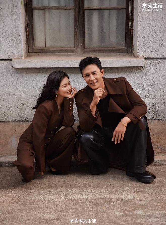 杜淳老婆带女儿外出难掩幸福，身材窈窕温柔耐心