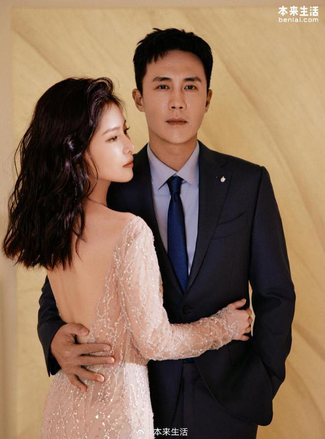 杜淳老婆带女儿外出难掩幸福，身材窈窕温柔耐心