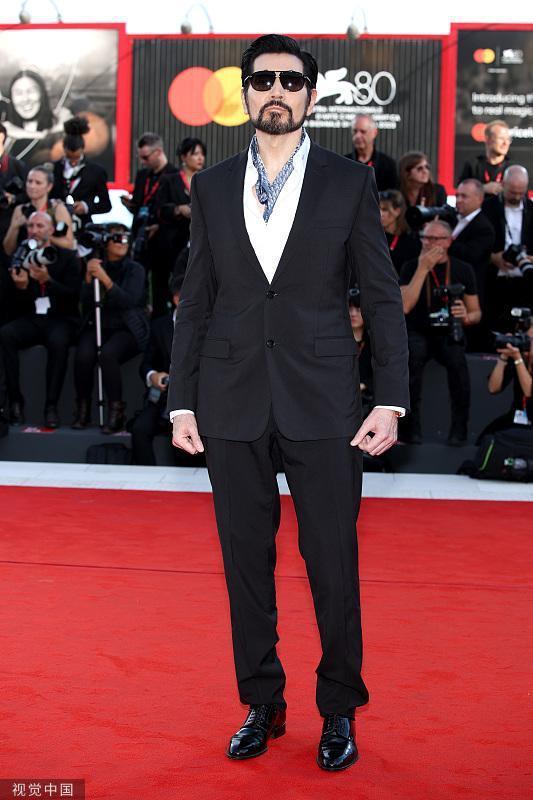 威尼斯电影节开幕红毯 舒淇费翔李梦等盛装亮相