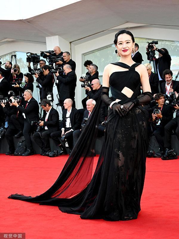 威尼斯电影节开幕红毯 舒淇费翔李梦等盛装亮相