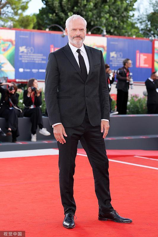 威尼斯电影节开幕红毯 舒淇费翔李梦等盛装亮相