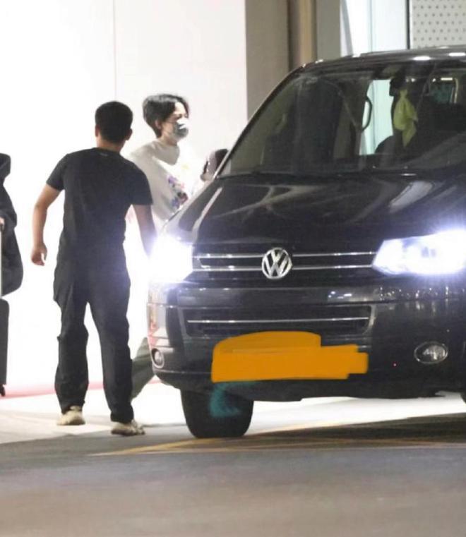 43岁谢霆锋独自在港庆生，王菲低调返京未出席