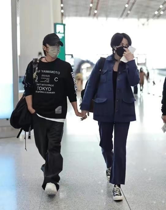 43岁谢霆锋独自在港庆生，王菲低调返京未出席