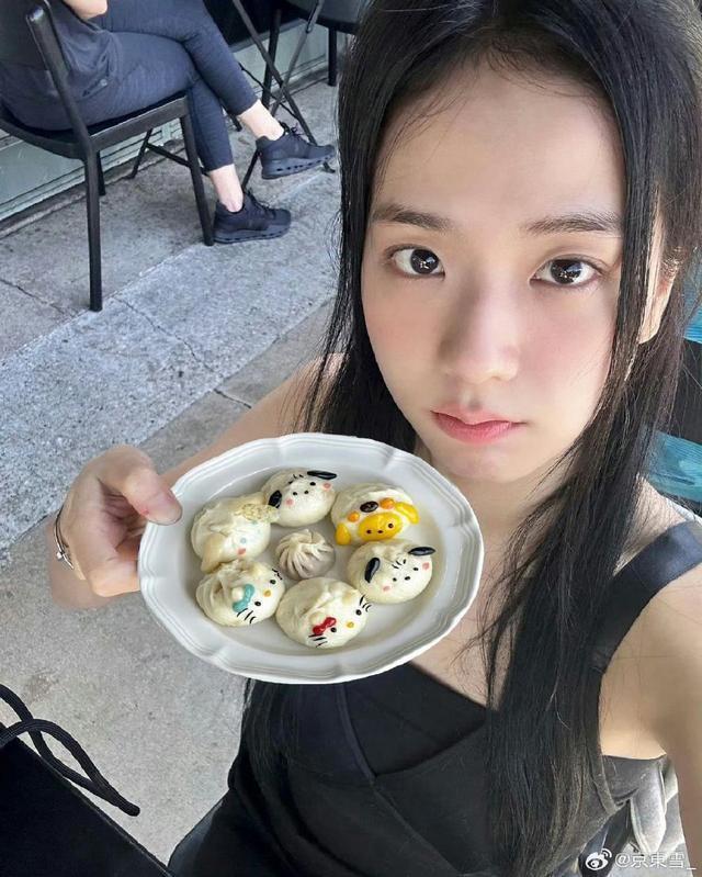 金智秀晒与查理兹塞隆合照 两人亲密同框梦幻联动