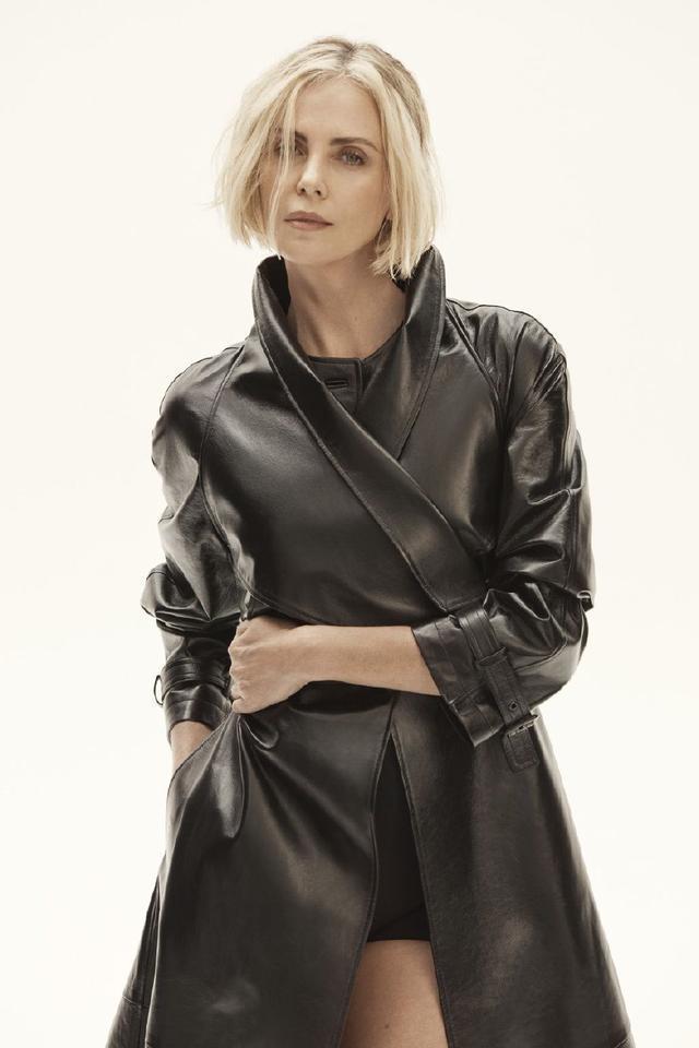 金智秀晒与查理兹塞隆合照 两人亲密同框梦幻联动