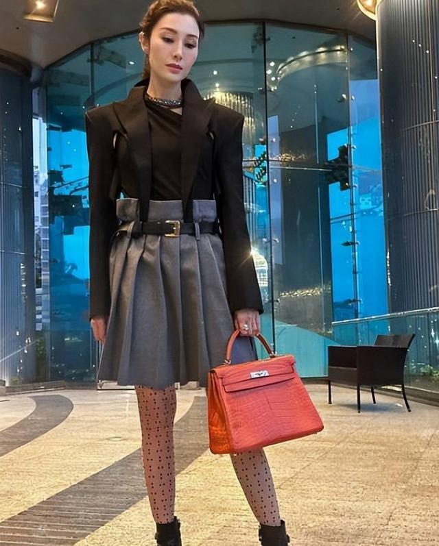 李嘉欣晒海边背影照 穿泳装秀蛮腰细腿好身材超吸睛