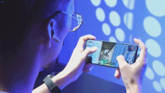 索尼做了个带手柄的屏幕，并打算卖你1500块钱。。。