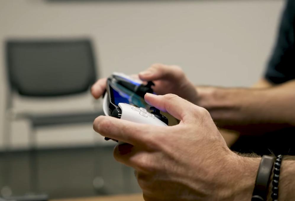 索尼做了个带手柄的屏幕，并打算卖你1500块钱。。。