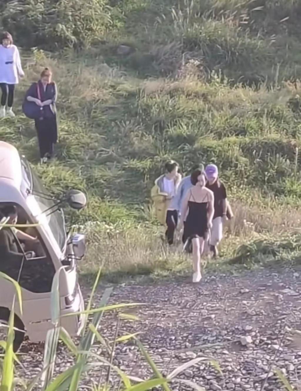 何超琼现身贵州，在山间土地穿清凉紧身吊带，被指不得体