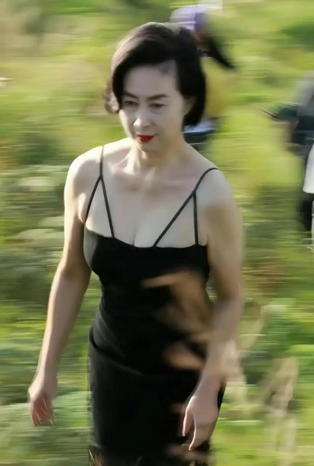 何超琼现身贵州，在山间土地穿清凉紧身吊带，被指不得体