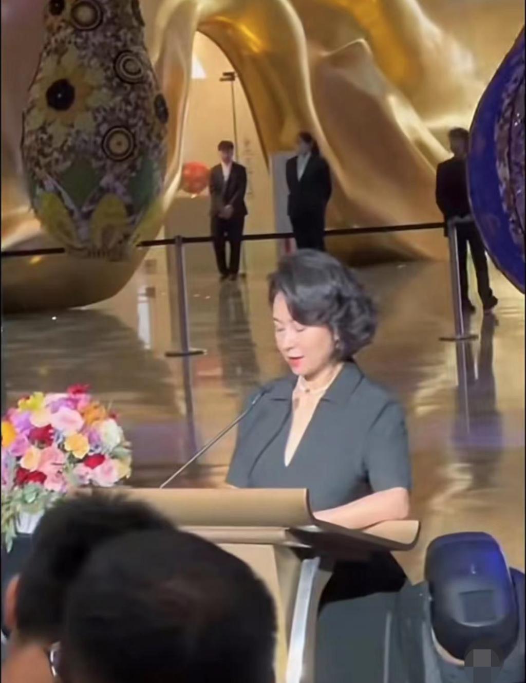 何超琼现身贵州，在山间土地穿清凉紧身吊带，被指不得体
