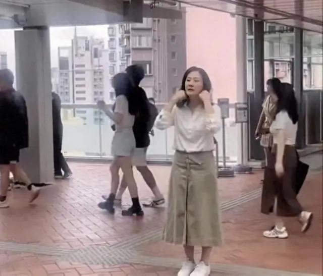 香港知名女星突然复出，在地铁站拍节目气质独特获赞高知女神