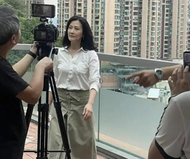 香港知名女星突然复出，在地铁站拍节目气质独特获赞高知女神