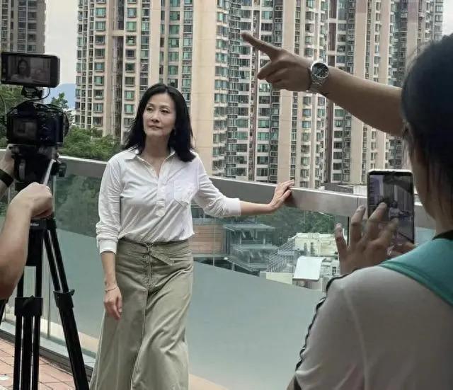 香港知名女星突然复出，在地铁站拍节目气质独特获赞高知女神