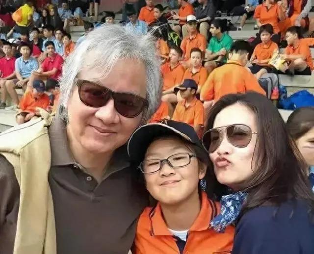 香港知名女星突然复出，在地铁站拍节目气质独特获赞高知女神