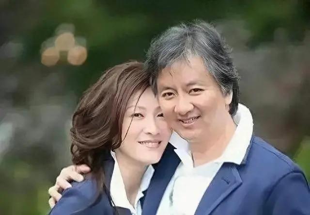 香港知名女星突然复出，在地铁站拍节目气质独特获赞高知女神