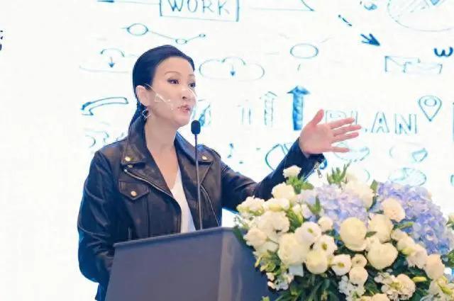 香港知名女星突然复出，在地铁站拍节目气质独特获赞高知女神