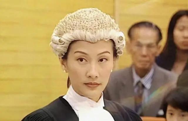 香港知名女星突然复出，在地铁站拍节目气质独特获赞高知女神