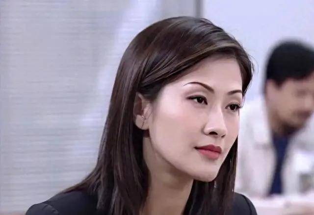 香港知名女星突然复出，在地铁站拍节目气质独特获赞高知女神