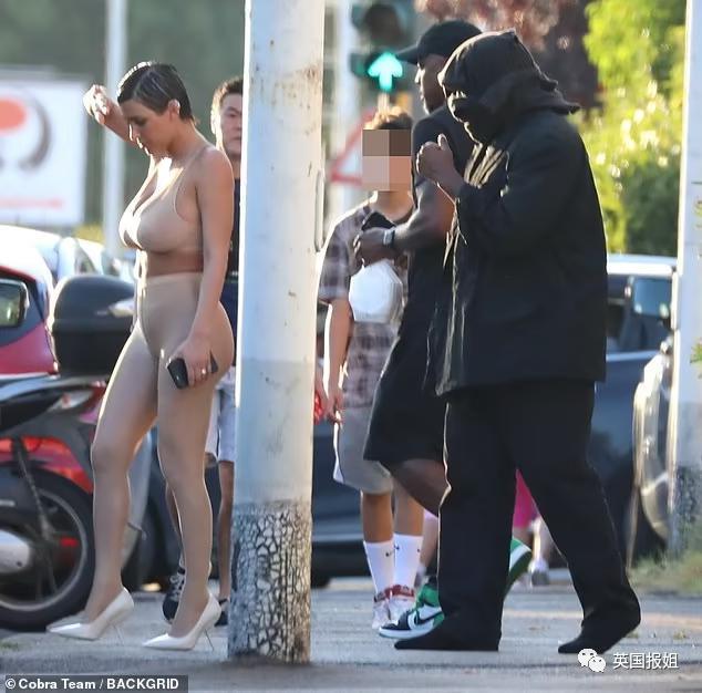 侃爷和新老婆意大利度假被驱逐！穿大尺度透明紧身衣惹怒民众