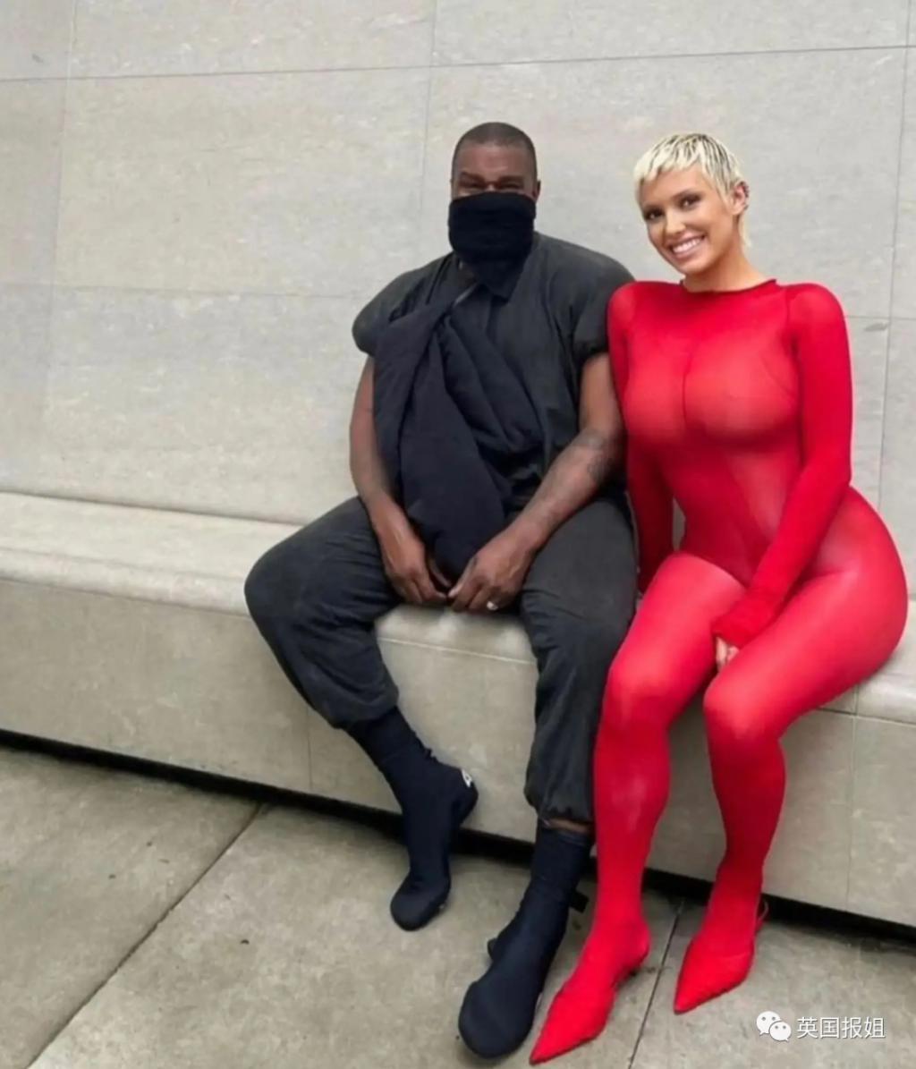 侃爷和新老婆意大利度假被驱逐！穿大尺度透明紧身衣惹怒民众