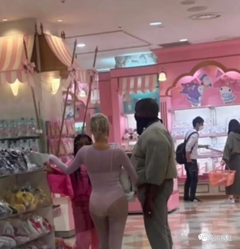 侃爷和新老婆意大利度假被驱逐！穿大尺度透明紧身衣惹怒民众