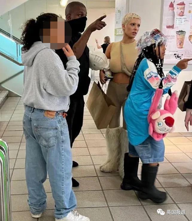 侃爷和新老婆意大利度假被驱逐！穿大尺度透明紧身衣惹怒民众