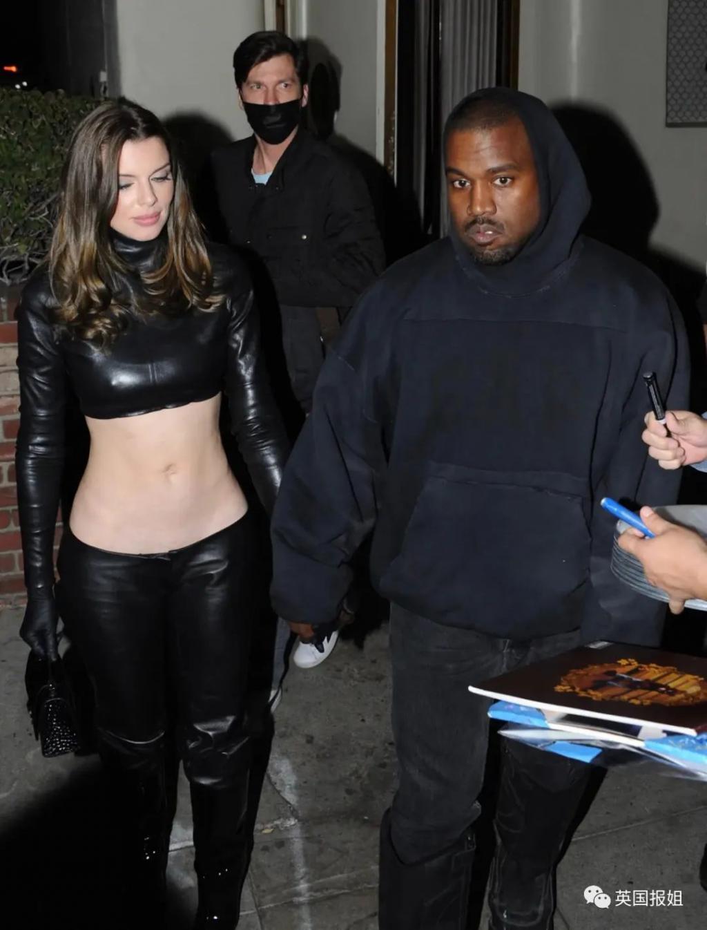 侃爷和新老婆意大利度假被驱逐！穿大尺度透明紧身衣惹怒民众