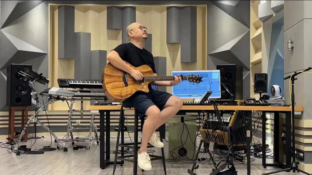 歌手刀郎被女粉丝强搂,合照太亲密,四处聚会玩乐满面红光