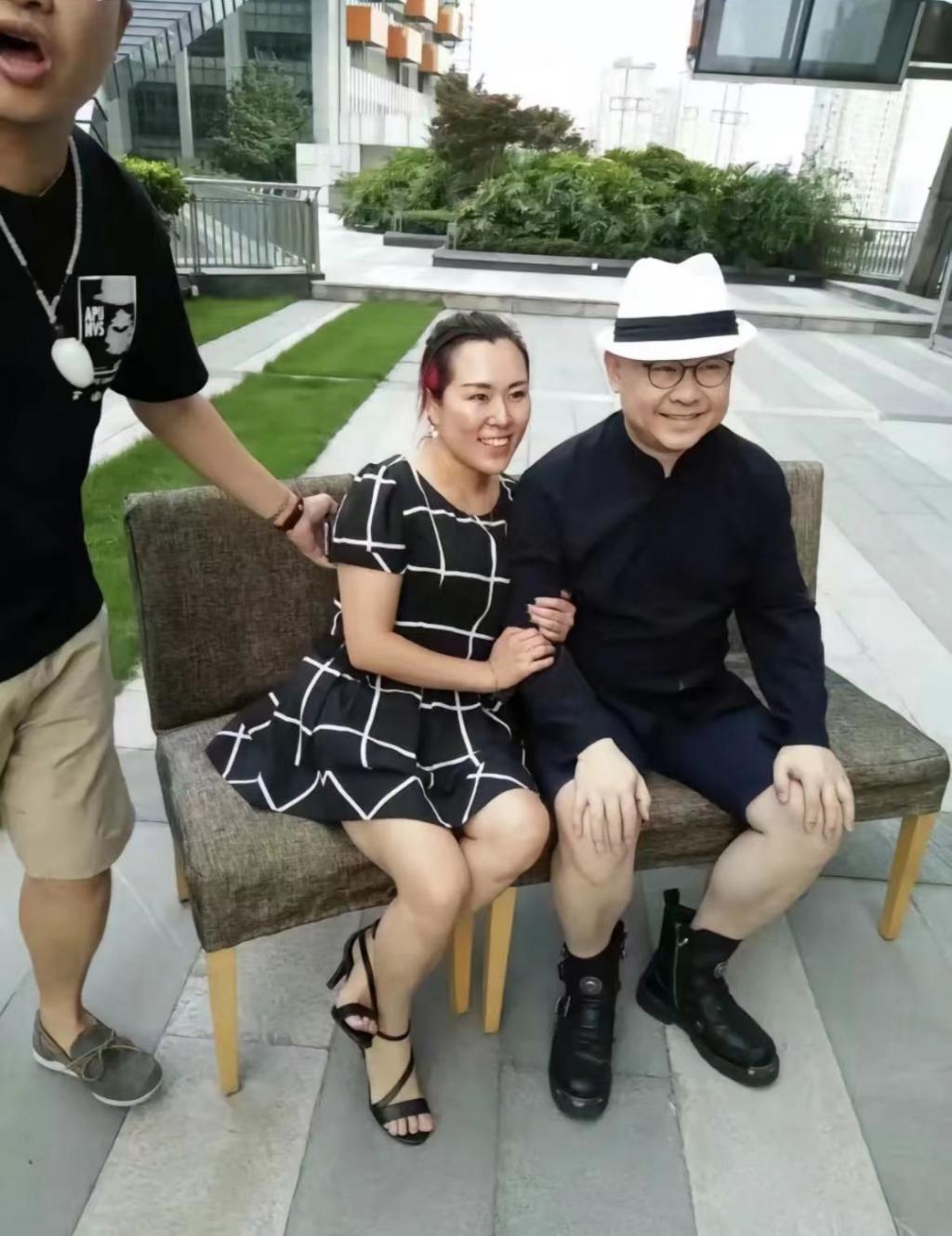 歌手刀郎被女粉丝强搂,合照太亲密,四处聚会玩乐满面红光