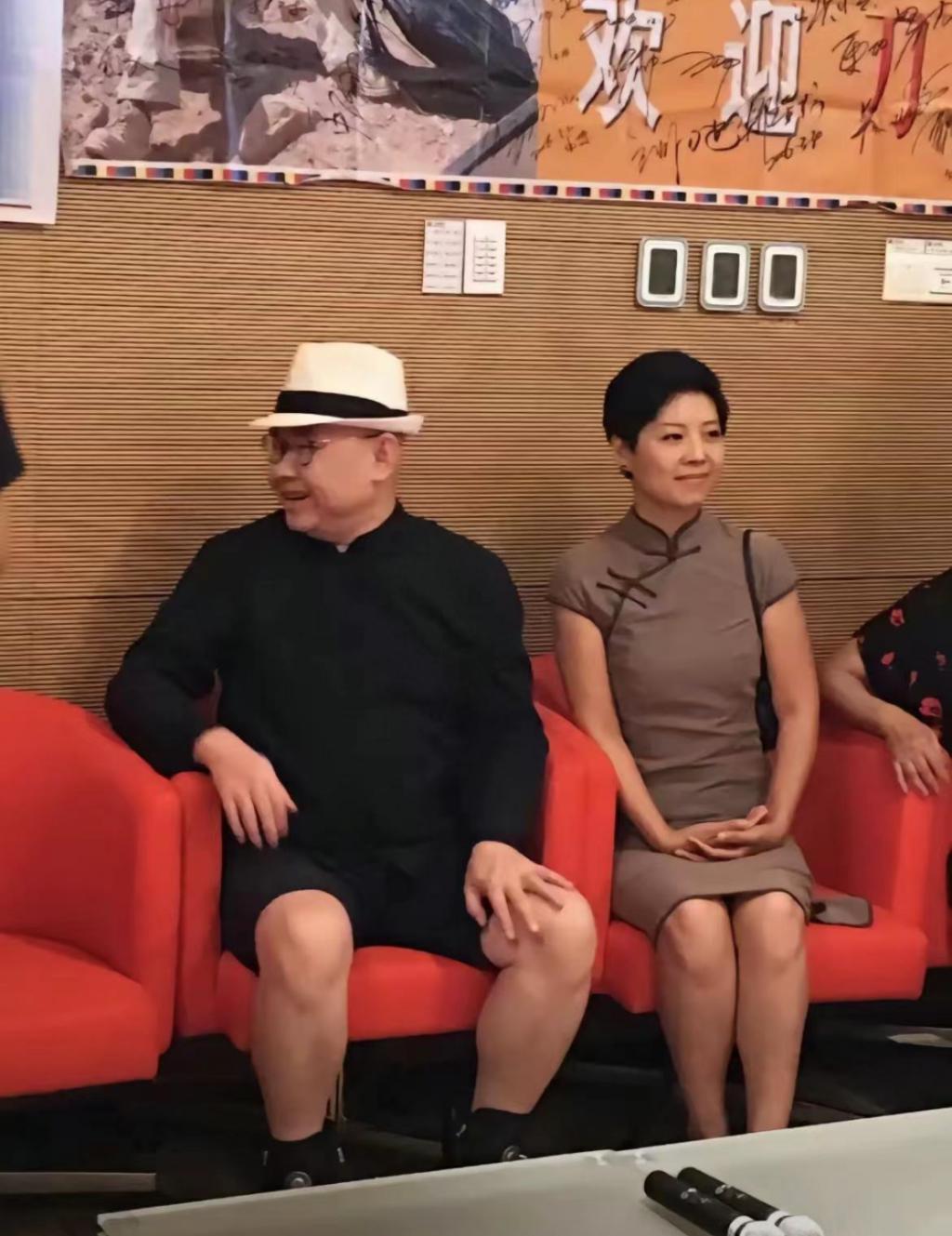 歌手刀郎被女粉丝强搂,合照太亲密,四处聚会玩乐满面红光