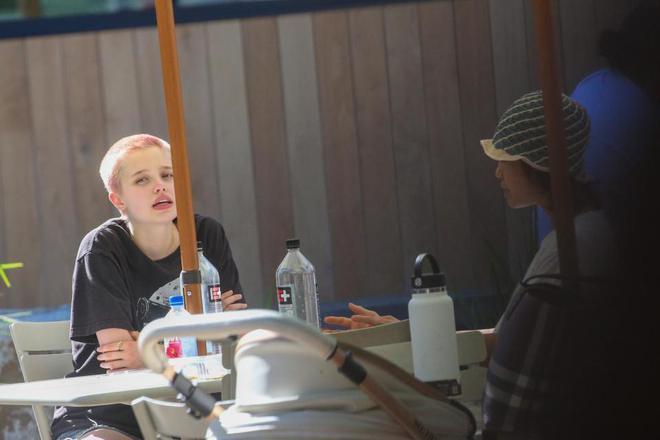 布拉德皮特17岁女儿留寸头仍漂亮 与朋友拥抱告别