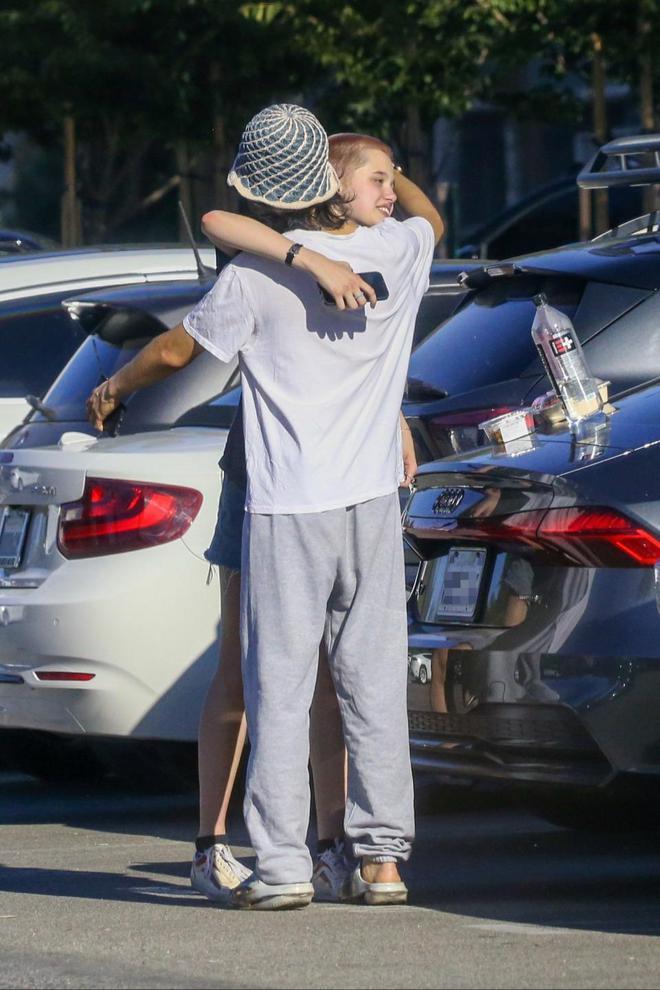 布拉德皮特17岁女儿留寸头仍漂亮 与朋友拥抱告别