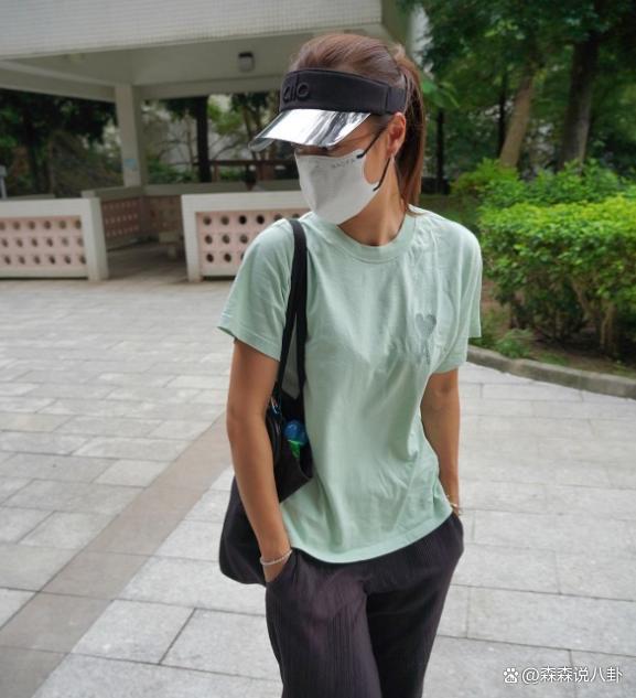 黄心颖婚后首亮相，戴3克拉钻戒富贵逼人，丈夫护妻硬刚记者