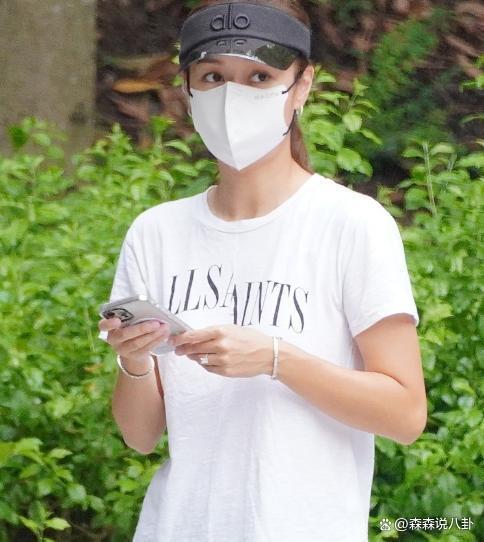 黄心颖婚后首亮相，戴3克拉钻戒富贵逼人，丈夫护妻硬刚记者