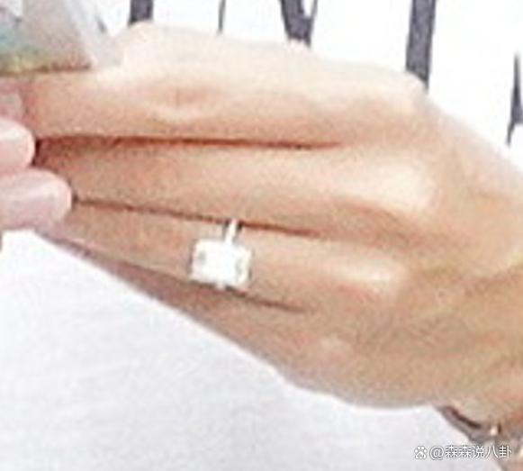 黄心颖婚后首亮相，戴3克拉钻戒富贵逼人，丈夫护妻硬刚记者