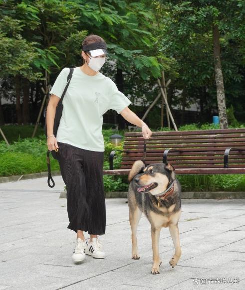 黄心颖婚后首亮相，戴3克拉钻戒富贵逼人，丈夫护妻硬刚记者