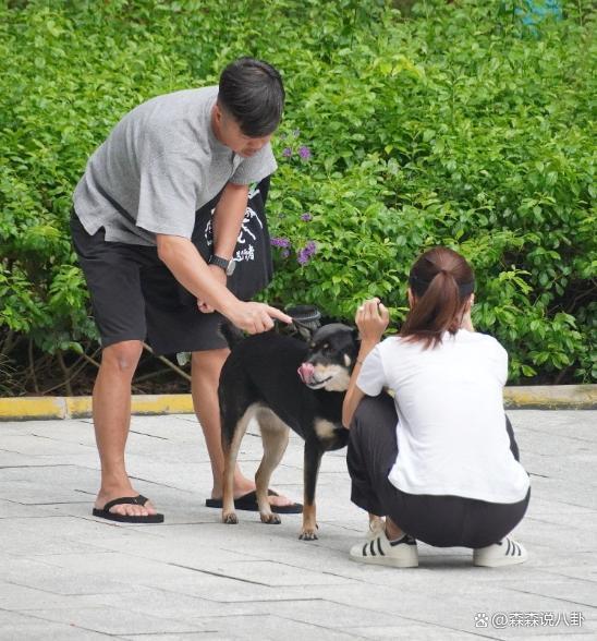 黄心颖婚后首亮相，戴3克拉钻戒富贵逼人，丈夫护妻硬刚记者