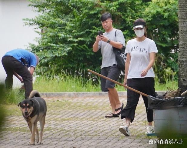 黄心颖婚后首亮相，戴3克拉钻戒富贵逼人，丈夫护妻硬刚记者