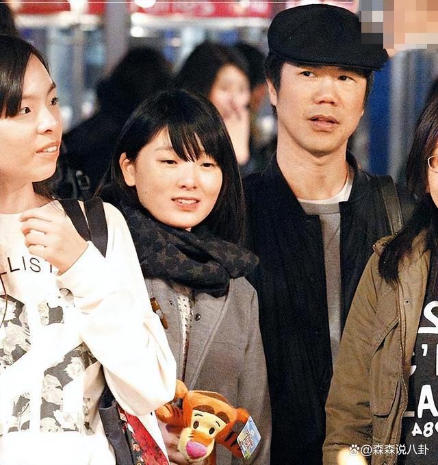 黄心颖婚后首亮相，戴3克拉钻戒富贵逼人，丈夫护妻硬刚记者