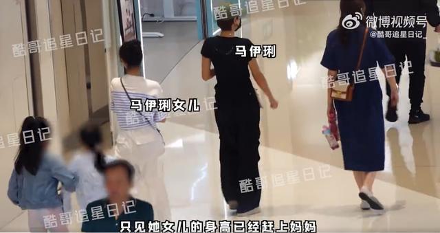 马伊琍与闺蜜带娃滑冰 15岁女儿爱马岁身高已赶上妈妈