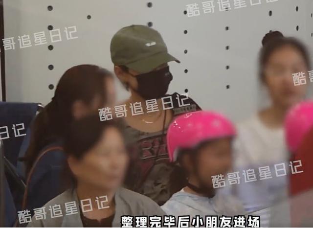 马伊琍与闺蜜带娃滑冰 15岁女儿爱马岁身高已赶上妈妈
