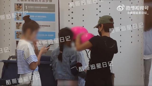 马伊琍与闺蜜带娃滑冰 15岁女儿爱马岁身高已赶上妈妈