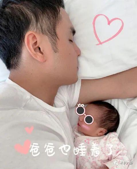 三年抱俩！曾宣称不婚的他如今抱娃速度好快啊！