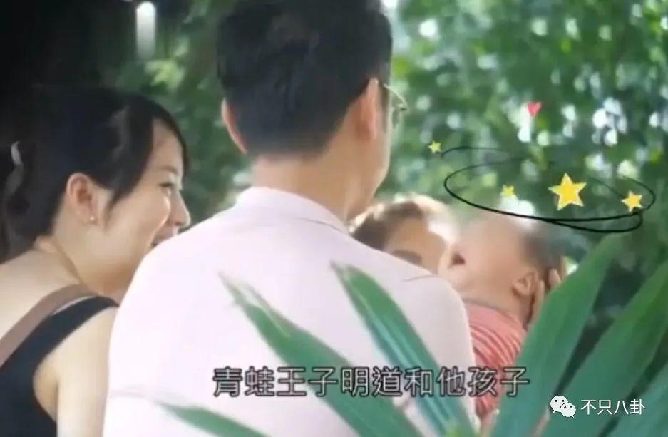 三年抱俩！曾宣称不婚的他如今抱娃速度好快啊！