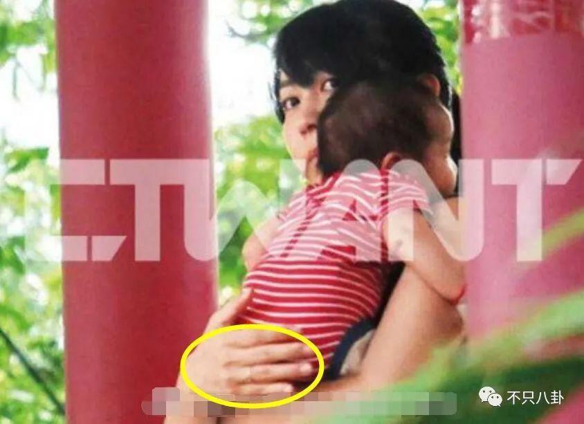 三年抱俩！曾宣称不婚的他如今抱娃速度好快啊！